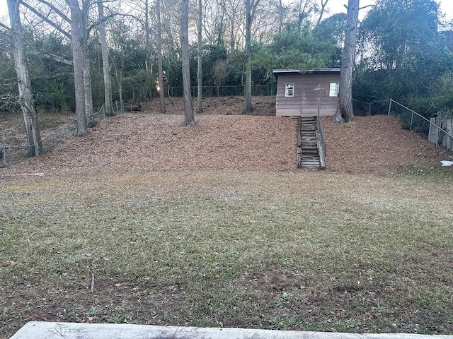 view of yard featuring a shed