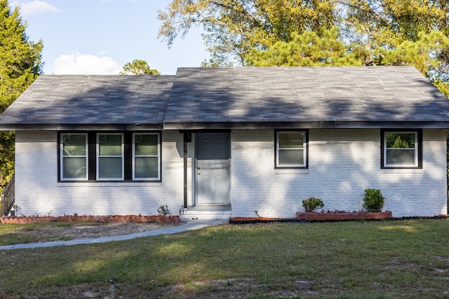 single story home featuring a front lawn