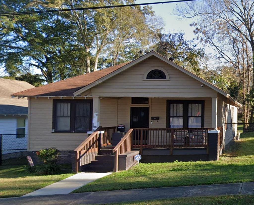 204 E Oak St, Tuskegee, AL 36083 - bungalow featuring covered porch