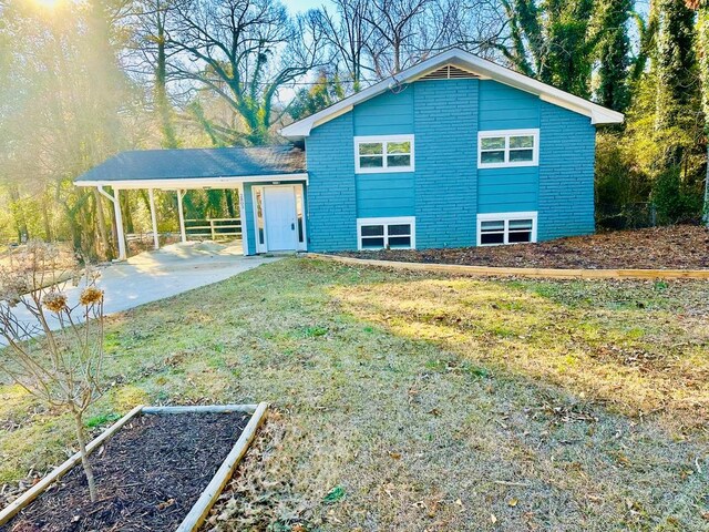 view of yard featuring a carport