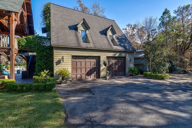 view of front facade featuring a garage