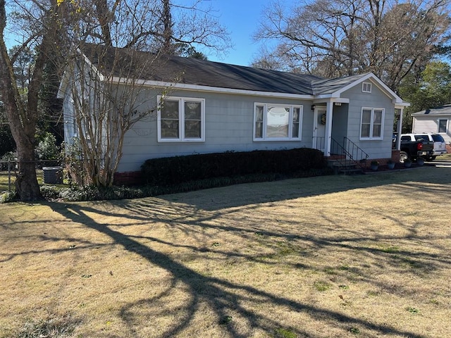 view of front of home featuring a front lawn