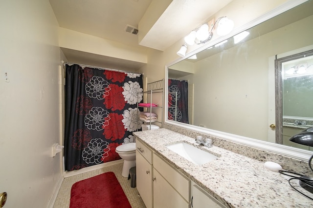 bathroom with a shower with curtain, visible vents, vanity, and toilet