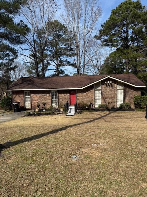 view of front of home featuring a front yard