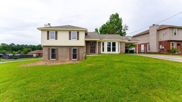 split level home featuring a front yard