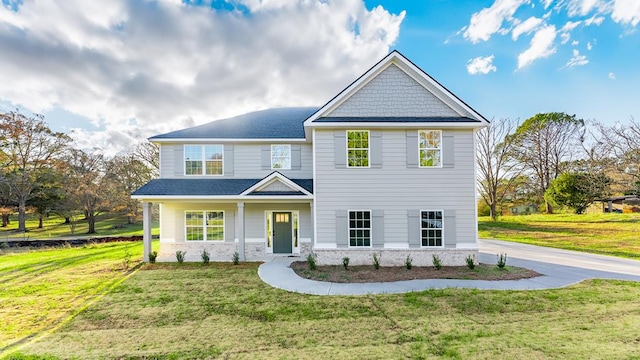 craftsman inspired home featuring a front lawn