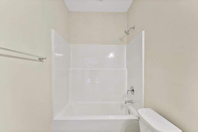 bathroom featuring toilet and washtub / shower combination