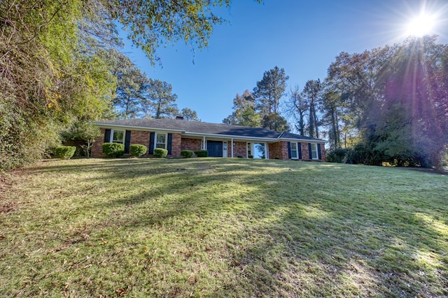 single story home with a front yard