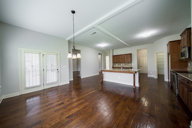 kitchen with stainless steel appliances, a kitchen breakfast bar, dark hardwood / wood-style flooring, a chandelier, and decorative light fixtures