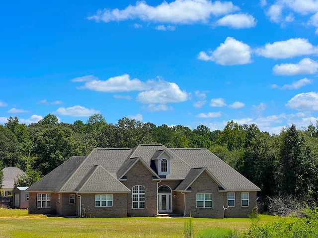 view of front of house featuring a front lawn