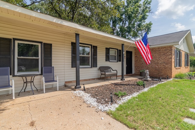 ranch-style home featuring a porch