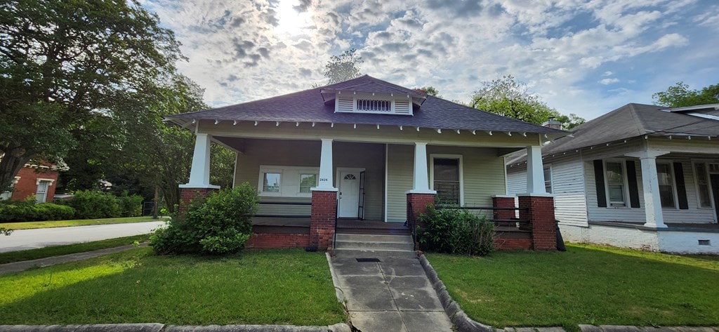 view of front of home featuring a front lawn and covered porch