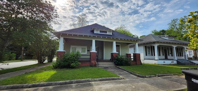 view of front facade featuring a porch and a front lawn