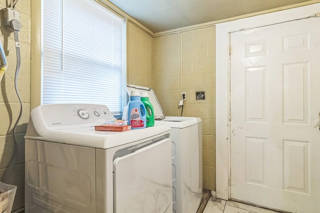2871 Barbara Rd, Columbus, GA 31907 - laundry area with washer and clothes dryer and concrete block wall
