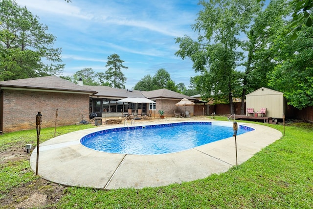 4524 Hedingham Ln, Columbus, GA 31907 - view of pool with a sunroom, a fenced backyard, and a patio