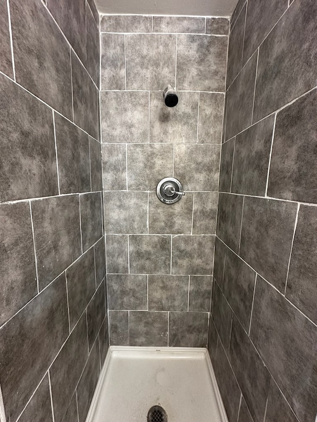 bathroom featuring tiled shower