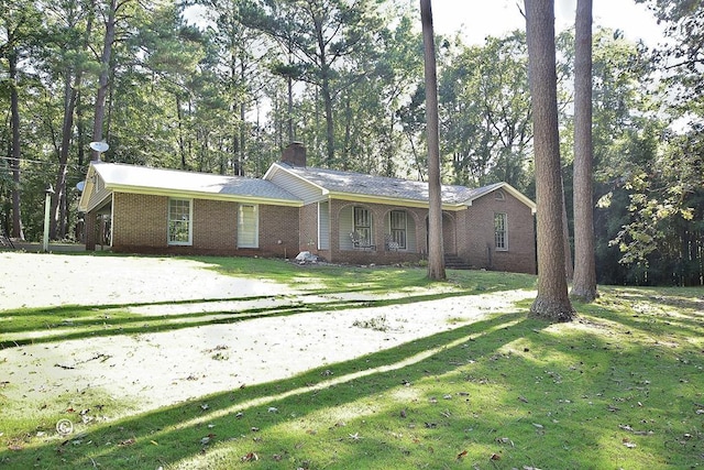 single story home featuring a front yard