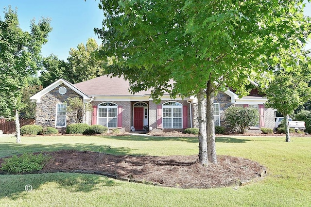 view of front of property featuring a front lawn