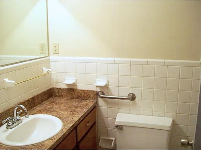 920 Ashland Ave, Columbus, GA 31907 - half bath featuring tile walls, vanity, and wainscoting