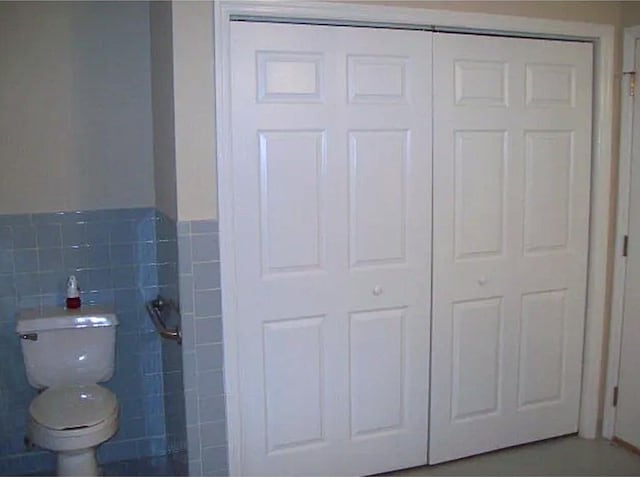 920 Ashland Ave, Columbus, GA 31907 - bathroom featuring tile walls and wainscoting