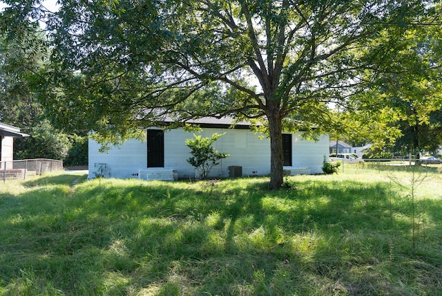 view of yard featuring cooling unit