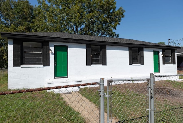 single story home featuring a front lawn