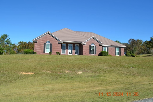 view of front of house featuring a front yard