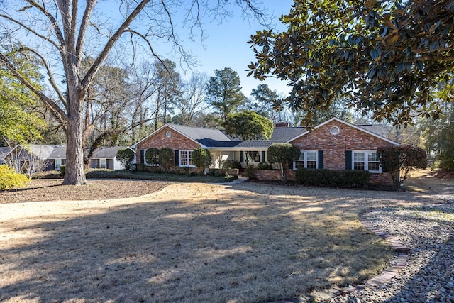 ranch-style home featuring a front lawn