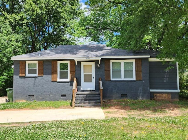 view of front of home with a front lawn