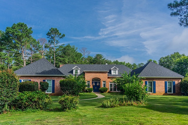 view of front facade featuring a front yard