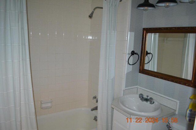 bathroom featuring vanity and shower / bath combo