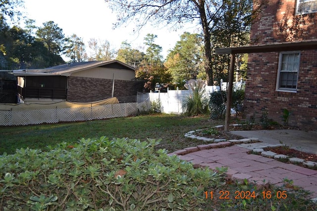 view of yard featuring a patio area