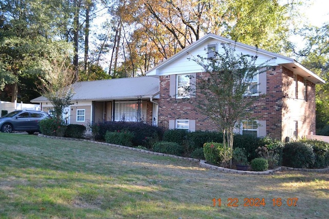 view of front of house with a front lawn