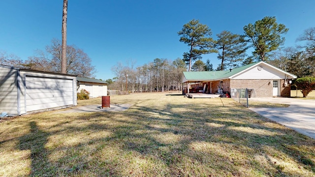 view of yard featuring an outbuilding