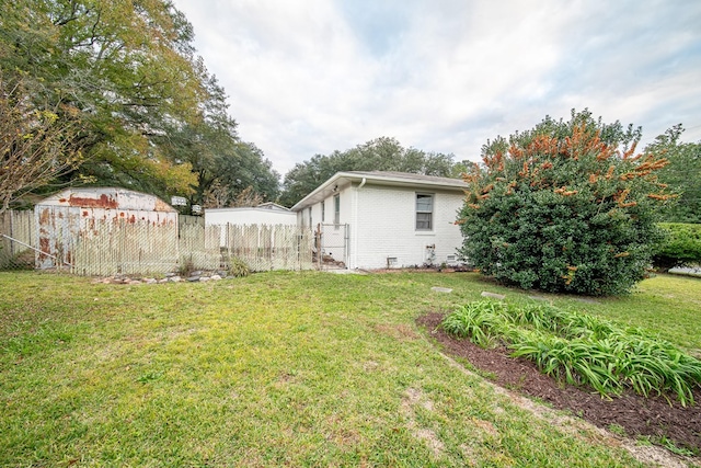 view of yard featuring fence