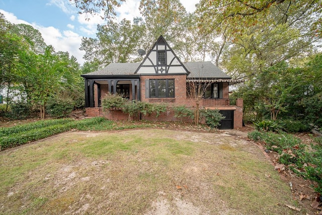 view of front facade with a front yard