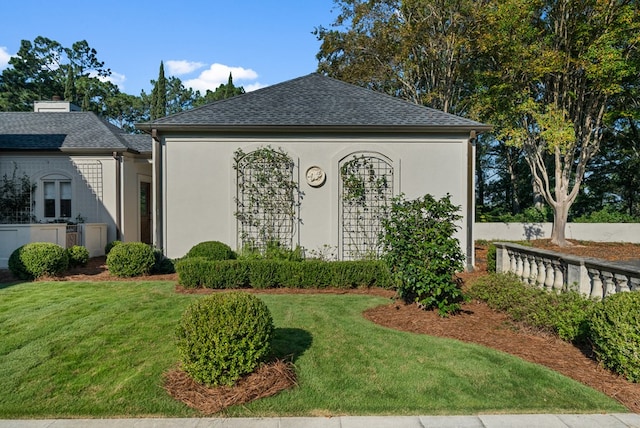 view of front facade featuring a front lawn