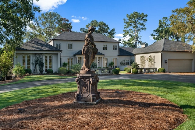 view of front facade featuring a front yard and a garage