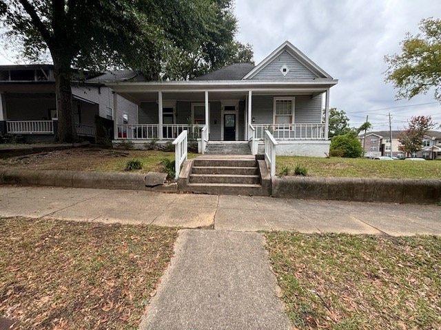 bungalow featuring a front lawn