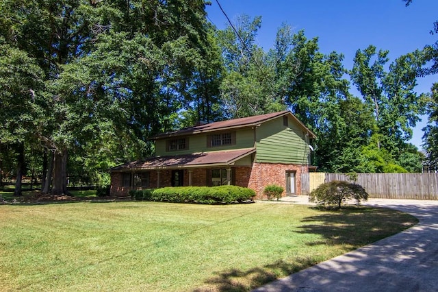 view of front facade featuring a front lawn