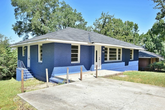 view of front facade featuring a front lawn