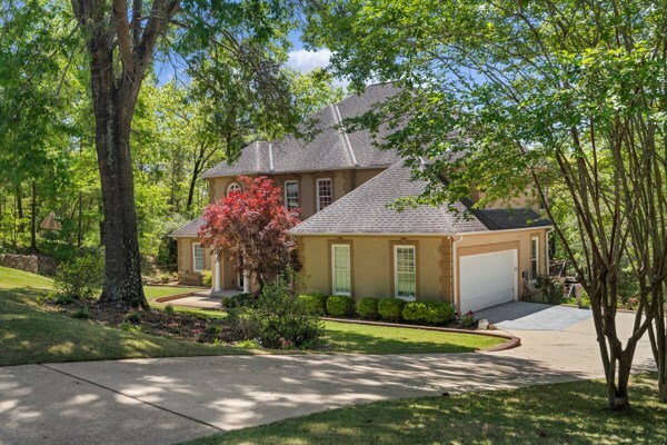 view of front of home featuring a front lawn