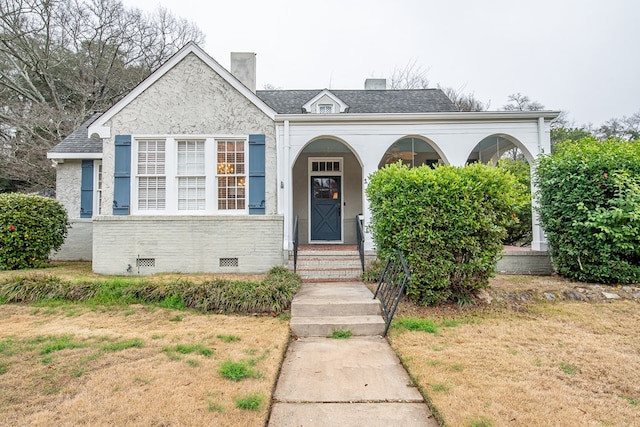 view of front of house featuring a front lawn