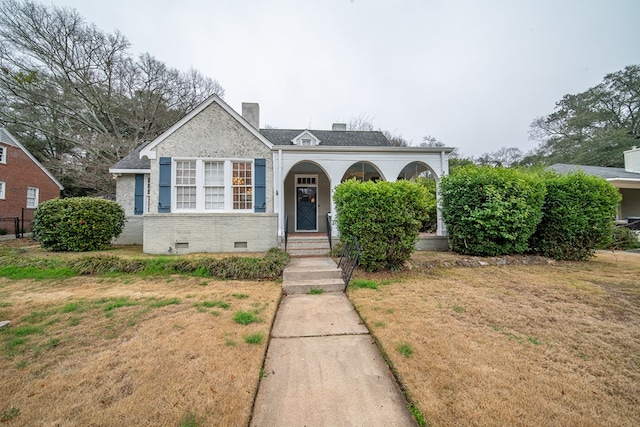 view of front facade featuring a front yard