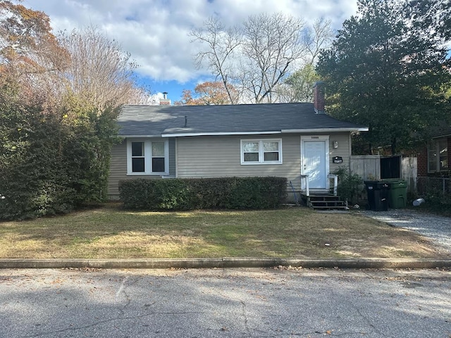 view of front of property featuring a front lawn