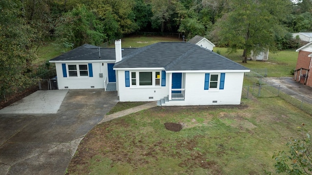 ranch-style home featuring a front lawn