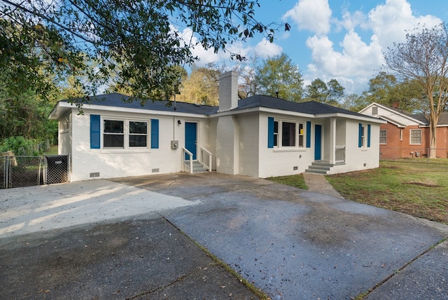 single story home featuring a front yard