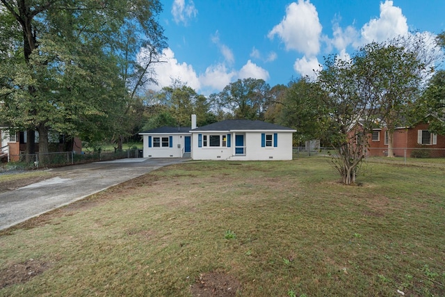 ranch-style house featuring a front yard