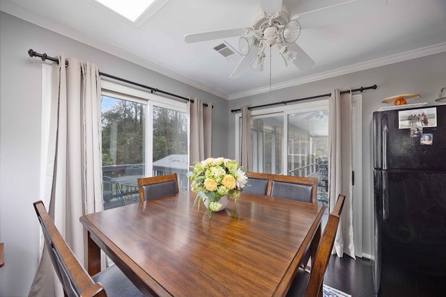 dining area featuring visible vents, crown molding, and ceiling fan