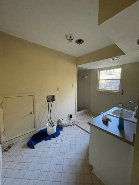 bathroom featuring sink